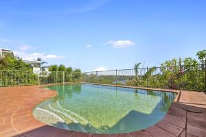 悉尼River View Oasis: Spacious 3-Bed House with Pool的游泳池周围设有围栏