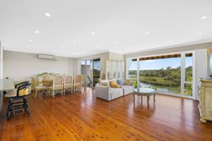 悉尼River View Oasis: Spacious 3-Bed House with Pool的客厅配有沙发和桌子