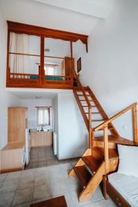 斯基罗斯岛HORIZON Skyrian house的客房设有双层床和楼梯。