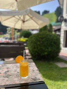 波罗维茨Alpin Borovets, Алпин Боровец的坐在桌子上的一杯橙汁
