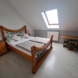 斯雷布纳古拉Noclegi Srebrna Góra的一间卧室配有一张带天窗的大型木床