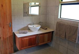 伯格维尔Sungubala Eco Camp的一间带水槽和镜子的浴室