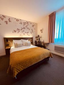 图尔开花的卡斯特尔酒店的一间卧室配有一张带黄色毯子的大床