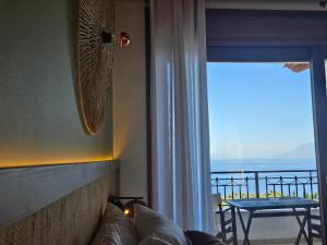 古厄庇道鲁斯Yialasi Hotel的客厅配有沙发和美景窗户。