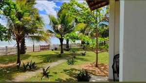亭可马里亭可马里珍珠海洋度假住宿加早餐旅馆的享有棕榈树庭院和大海的景色