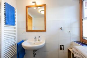 WackersbergZum Hecher Klausi的一间带水槽和镜子的浴室