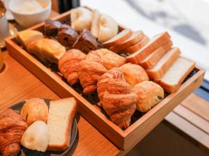 京都THE GENERAL KYOTO Bukkouji Shinmachi的一大堆不同类型的面包和糕点