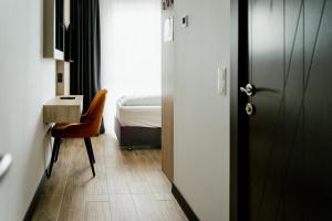 维也纳新城Lamede的卧室配有床、书桌和门