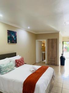 圣卢西亚圣卢西亚狩猎旅馆的卧室配有带枕头的大型白色床