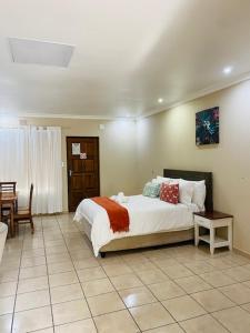 圣卢西亚圣卢西亚狩猎旅馆的一间卧室配有一张床和一张桌子