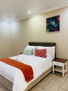 圣卢西亚圣卢西亚狩猎旅馆的一间卧室配有带枕头的床