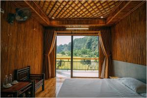 宁平Tam Coc Windy Fields的一间卧室设有一张床和一个大窗户