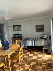布隆方丹Oudam Overnight Accomodation的一间带餐桌和床的房间