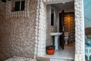 Umm al ‘AmadElegant Garden & 2Living Areas, 2 Bed Rooms for 6 Guests的一间带水槽和卫生间的浴室