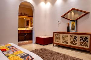 Umm al ‘AmadElegant Garden & 2Living Areas, 2 Bed Rooms for 6 Guests的浴室设有床、镜子和水槽