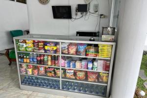 北干巴鲁OYO 93850 Njy House Syariah的冰箱里装满了食物和饮料