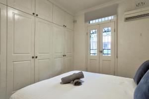 悉尼Spacious 3 Bedroom House Glebe with 2 E-Bikes Included的一间卧室配有一张带摄像头的床