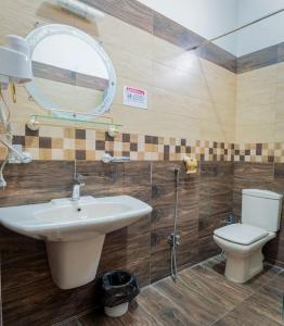 卡拉奇Royal FF,AC/Hygiene house 24/7 security modern的一间带水槽、卫生间和镜子的浴室