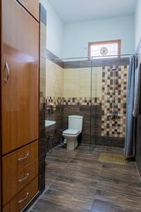 卡拉奇Royal FF,AC/Hygiene house 24/7 security modern的浴室配有卫生间、淋浴和盥洗盆。