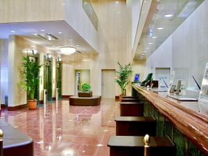 米子市Yonago Universal Hotel的种植盆栽植物的建筑的大厅