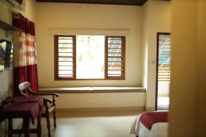 马拉利库兰Casa Marari的客房设有带长凳和桌子的窗户。