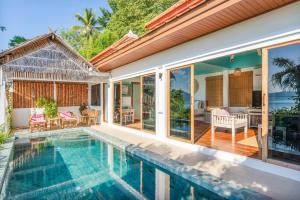 攀瓦海滩Soul Villas by The Beach - Phuket的一座带游泳池和庭院的房子