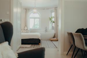 波兰尼卡-兹德鲁伊Sonnenblick的一间卧室配有一张床和浴缸