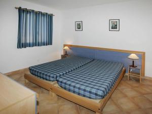 博尔戈Lovely apartment in Borgo with shared pool的一间卧室配有一张蓝色床头板的床