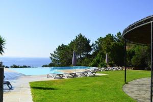 法沃内Res Mare e Monte Solenzara Bungalow with terrace的一个带桌椅的游泳池