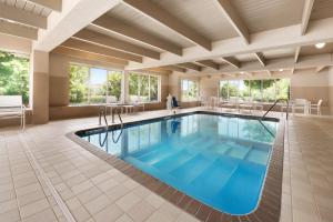 普利茅斯卡尔森西明尼阿波利斯乡村酒店的蓝色水的酒店客房的游泳池
