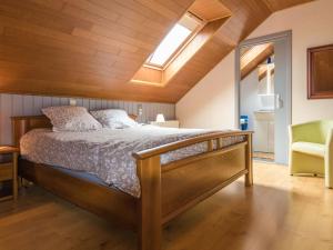 圣耐克森Modern holiday home in Aquitaine的一间卧室配有一张床和天窗
