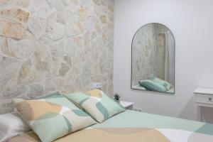 El CuervoEl Hortal i lloo的一间卧室配有一张床和镜子