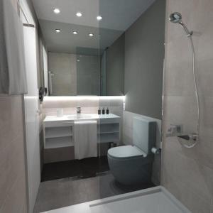 罗列特海岸Hotel Rosamar Maxim 4*- Adults Only的浴室配有卫生间、盥洗盆和淋浴。