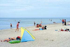 沃伦伯格Holiday village on the Baltic Sea Wohlenberg的一群人躺在沙滩上