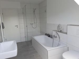 东贝沃恩Pleasant apartment in Ostbevern的带浴缸、淋浴和卫生间的浴室