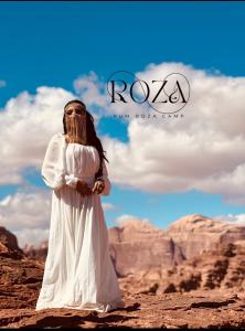 瓦迪拉姆Rum Roza luxury camp的站在沙漠中的白人雕像