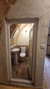 阿瓦诺斯KING SOLOMON PALACE的一间带卫生间和水槽的浴室