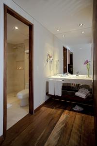 波哥大93号公园埃斯特拉酒店的带浴缸、盥洗盆和卫生间的浴室