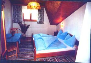 Schönau im Mühlkreis费瑞恩霍夫克瑞埃鲍莫尔乡村民宿的一间卧室配有一张床、一张桌子和一个吊灯。