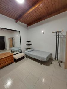 阿雷西费Lanzarote Hostel的客房设有镜子、床和电视。