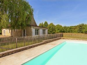 CampsegretRestored farmhouse with private pool的围栏前的空游泳池