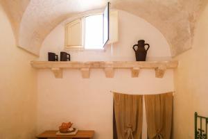 帕拉比塔Luna e Basilico by Casa di Marco的窗户和挂在墙上的窗帘的房间
