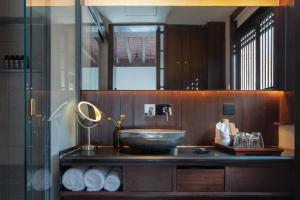 丽江丽江古城安隅酒店的一间带碗水槽和镜子的浴室