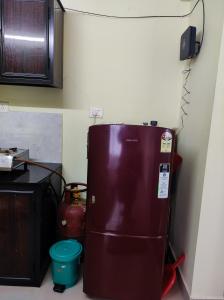 科钦1 BHK Flat in Kochi 904的一间厨房,里面配有棕色冰箱