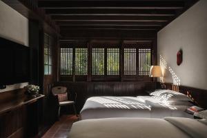 丽江丽江古城安隅酒店的一间卧室设有一张大床和一个窗户。