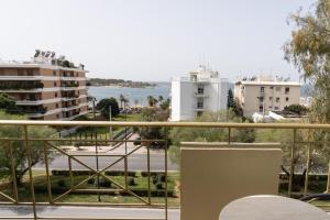 雅典四季酒店的阳台享有水景和建筑景观。