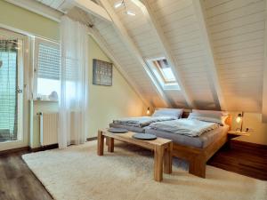 Holiday apartment Refugium Bühl的一间卧室配有一张床和一张桌子