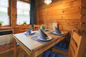 巴特萨克萨Blockhouse in the Fuchsbau Bad Sachsa的用餐室配有带餐巾的木桌