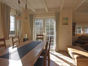 特拉森海德Semi-detached house Strandhaus I, Trassenheide的客厅配有木桌和沙发