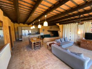 卡斯特罗·德波利亚斯Yeguada Senillosa - Turismo Rural的客厅配有沙发和桌子